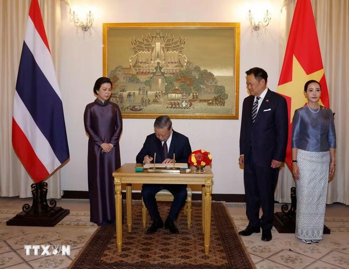  Tổng Bí thư, Chủ tịch nước Tô Lâm ký sổ lưu niệm. (Ảnh: Thống Nhất/TTXVN)