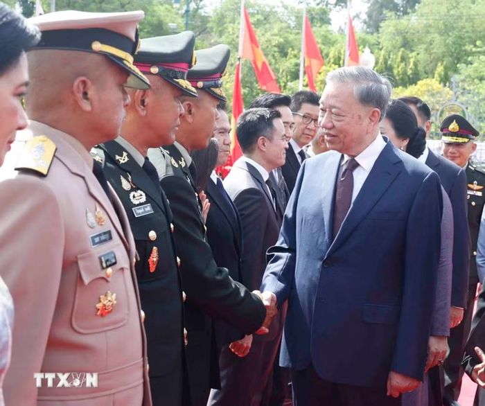  Tổng Bí thư, Chủ tịch nước Tô Lâm với thành viên đoàn đại biểu cấp cao Thái Lan dự Lễ đón. (Ảnh: Thống Nhất/TTXVN)