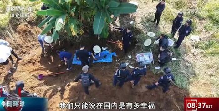 Cảnh sát Trung Quốc khai quật hố chôn những nạn nhân bị bọn lừa đảo đánh chết. Ảnh: CCTV