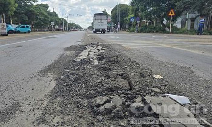 QL19 đoạn qua xã Đak Đoa hư hỏng nặng.