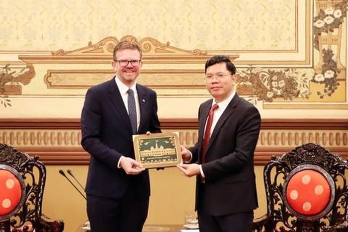 Phó Chủ tịch UBND Thành phố Hoàng Nguyên Dinh tặng quà cho ông Chris Picton