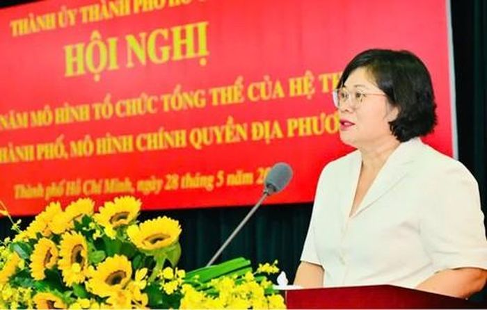 Phó Bí thư Thành ủy TPHCM Văn Thị Bạch Tuyết báo cáo