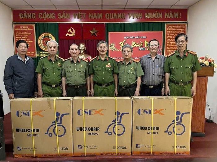Đại diện Hội Cựu CAND TP trao xe lăn cho hội viên Chi hội phường Bình Quới