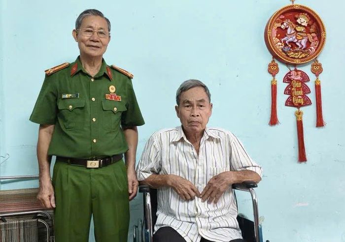 Tặng xe lăn tại nhà đồng chí Lê Phước Lâm