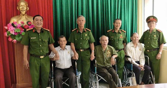 Trao xe lăn cho hội viên