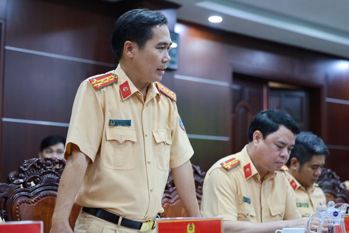 Đại tá Nguyễn Hồng Doanh, Phó Trưởng Phòng CSGT, Chủ tịch CLB Xe đạp Thể thao CATP phát biểu báo cáo thành tích của đội tại buổi lễ