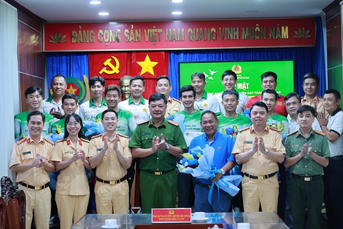Đại tá Nguyễn Đình Dương tặng hoa và chúc mừng toàn đội đã đạt thành tích cao 