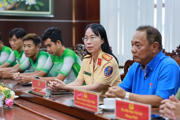 Đại biểu, khách mời về dự chương trình 