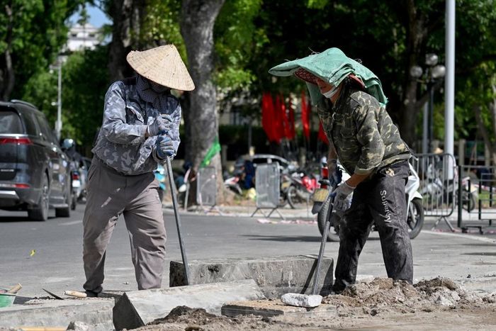 Đợt nắng nóng cuối tháng 5/2026 khiến nhiều khu vực tại Hà Nội ghi nhận nền nhiệt đặc biệt khắc nghiệt, ảnh hưởng lớn tới sức khỏe và lao động ngoài trời.