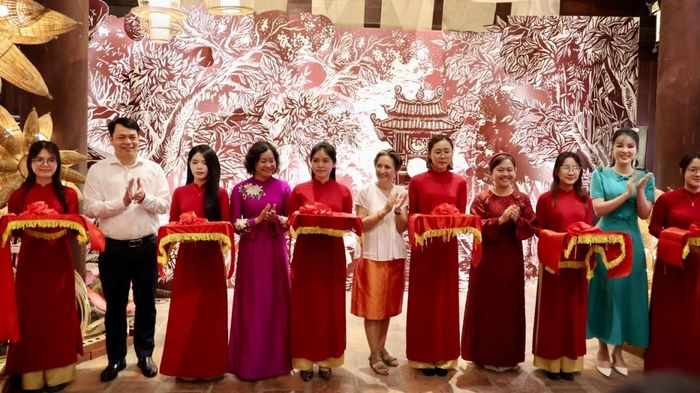 Các đại biểu thực hiện nghi thức cắt băng khai mạc triển lãm.