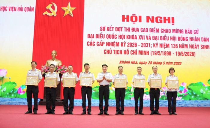 Lãnh đạo Học viện trao thưởng cho các tác giả, nhóm tác giả đạt giải Cuộc thi chính luận bảo vệ nền tảng tư tưởng của Đảng cấp Học viện.
