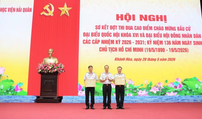 Lãnh đạo Học viện trao bằng khen của Quân chủng Hải quân cho các nhân có thành tích.
