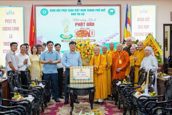 Công an thành phố Huế chúc mừng Ban Trị sự Giáo hội Phật giáo Việt Nam thành phố Huế nhân dịp Đại lễ Phật đản Phật lịch 2570
