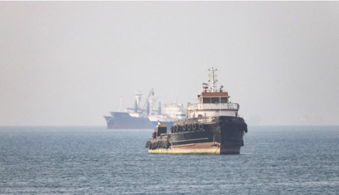 Tàu thuyền qua eo biển Hormuz. (Ảnh: Reuters)