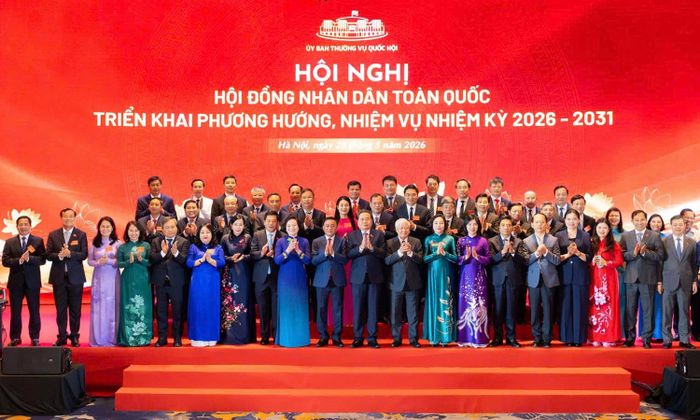 Chủ tịch Quốc hội Trần Thanh Mẫn, Thường trực Ban Bí thư Trần Cẩm Tú chụp ảnh lưu niệm cùng các đại biểu tham dự hội nghị.