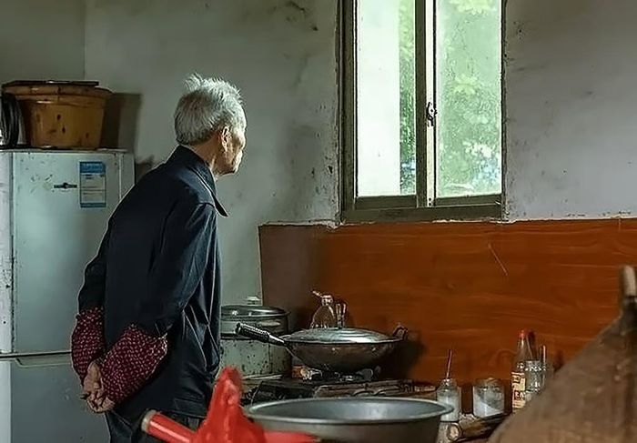 Một người đàn ông lớn tuổi nhìn ra ngoài cửa sổ nhà bếp. Ứng dụng mới được thiết kế này có thể hữu ích với ông ấy.