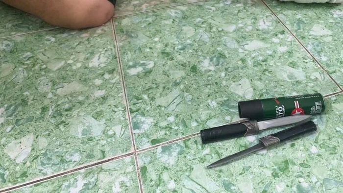 Ngoài ma túy, lực lượng chức năng thu giữ 2 dao găm, bình xịt hơi cay. (Ảnh: Công an TP.HCM)