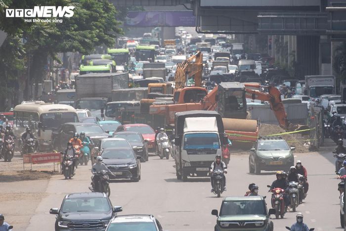 Không chỉ khu vực đường Khương Đình, trên đường Nguyễn Trãi hướng đi Hà Đông, một phần tuyến đường hiện cũng đang được rào tôn để thi công hệ thống cống thoát nước chống ngập.