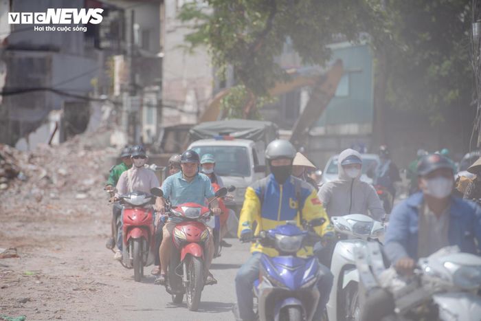 Các máy xúc, máy khoan bê tông hoạt động liên tục từ sáng đến chiều để tháo dỡ nhà dân nằm trong diện giải phóng mặt bằng. Mỗi khi máy móc vận hành, bụi từ công trình lại cuốn lên trắng xóa cả đoạn đường.