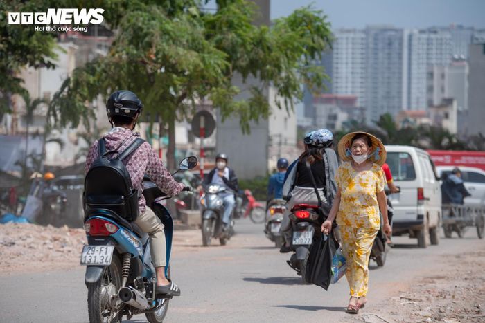 Người dân sinh sống gần đường Khương Đình cho biết, các hộ trong khu vực đều đồng tình, ủng hộ chủ trương triển khai dự án Vành đai 2,5 với kỳ vọng tuyến đường sau khi hoàn thành sẽ giúp giao thông thuận lợi hơn. “Tôi thấy đây là dự án quan trọng của thành phố nên người dân đều ủng hộ, chấp nhận việc thi công trong một thời gian. Tuy nhiên, quá trình phá dỡ phát sinh khá nhiều bụi, nhất là lúc máy móc hoạt động liên tục. Chúng tôi mong đơn vị thi công tăng cường phun nước, che chắn kỹ để hạn chế ảnh hưởng đến sức khỏe người dân”, người này chia sẻ.