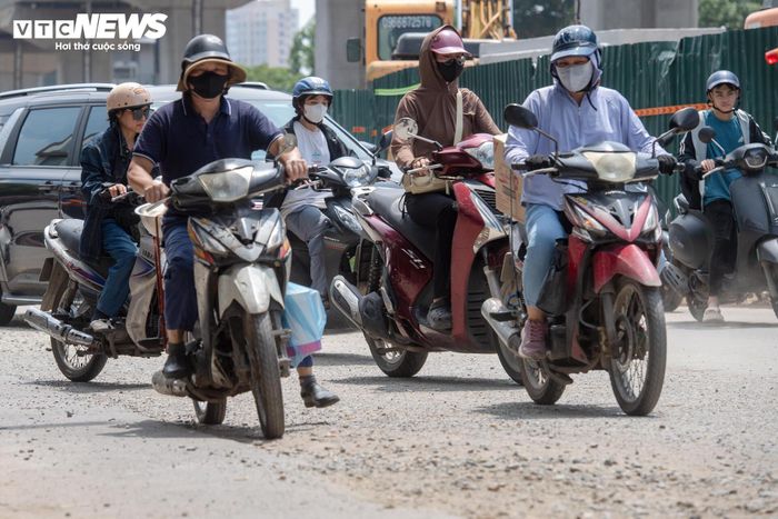 Tại một số đoạn đã thu hẹp hàng rào thi công, mặt đường sau hoàn trả vẫn phủ lớp đất cát dày, gồ ghề, dễ phát sinh bụi. 