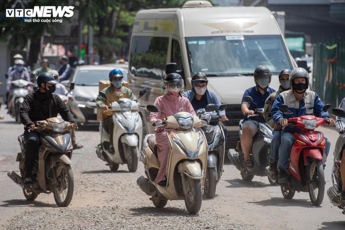 Việc thi công khiến lòng đường bị thu hẹp khoảng một nửa, giao thông thường xuyên ùn tắc kéo dài, đặc biệt vào giờ cao điểm. 