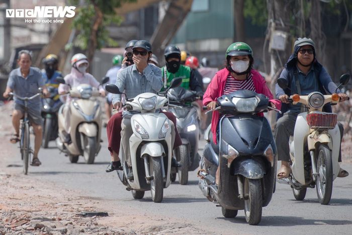 Ông Nguyễn Văn Thành, người thường xuyên đi qua khu vực này cho rằng việc đẩy nhanh giải phóng mặt bằng là cần thiết để dự án sớm hoàn thành, giảm ùn tắc cho khu vực phía Tây Nam Hà Nội. “Người dân đều mong tuyến đường sớm hoàn thiện để đi lại thuận tiện hơn nên rất ủng hộ chủ trương của thành phố. Nhưng trong quá trình thi công, các đơn vị cần chú ý hơn đến việc che chắn công trình, tưới nước thường xuyên và thu gom phế thải để giảm bụi, tránh ảnh hưởng đến sinh hoạt và sức khỏe của người dân”, ông Thành nói.