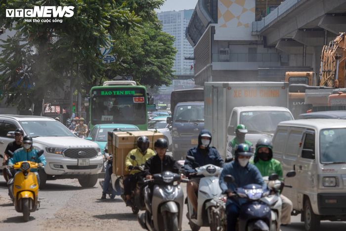 Hà Nội đang triển khai giải phóng mặt bằng cho 1.428 dự án. Trong đó, mục tiêu được đặt ra là hoàn thành giải phóng mặt bằng trước ngày 30/6 đối với ba cầu vượt sông Hồng gồm Tứ Liên, Trần Hưng Đạo, Thượng Cát cùng các đoạn còn lại của tuyến Vành đai 2,5.