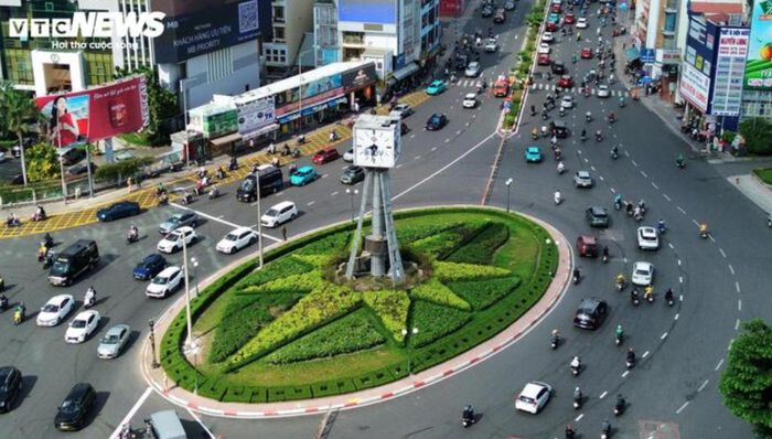 Sở Xây dựng TP.HCM cho biết sẽ tiếp tục theo dõi, điều chỉnh các phương án tổ chức giao thông tại vòng xoay Điện Biên Phủ sau thời gian người dân làm quen lộ trình mới.