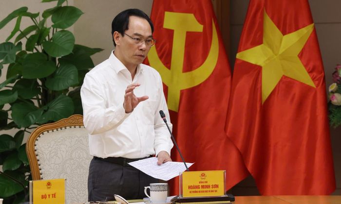 Bộ trưởng Bộ Giáo dục và Đào tạo Hoàng Minh Sơn báo cáo tại cuộc họp. (Ảnh: VGP)