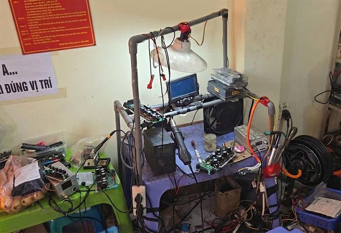 Máy móc thiết bị phục vụ cho việc "độ, chế" xe máy điện, xe đạp điện. (Ảnh: CSGT)