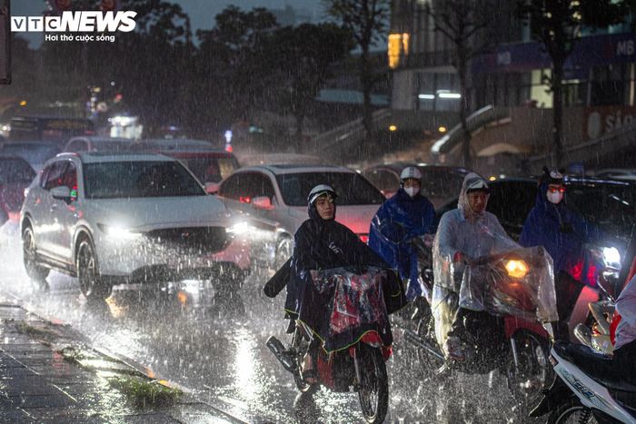 Khoảng 30 phút sau, cơn mưa lớn trút xuống trên diện rộng, nhiều tuyến phố rơi vào cảnh ùn tắc đúng thời điểm tan tầm.