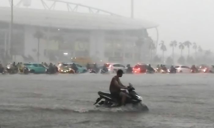 Mưa lớn khiến nhiều tuyến đường quanh sân vận động Mỹ Đình bị ngập sâu. (Ảnh: Công Phương)