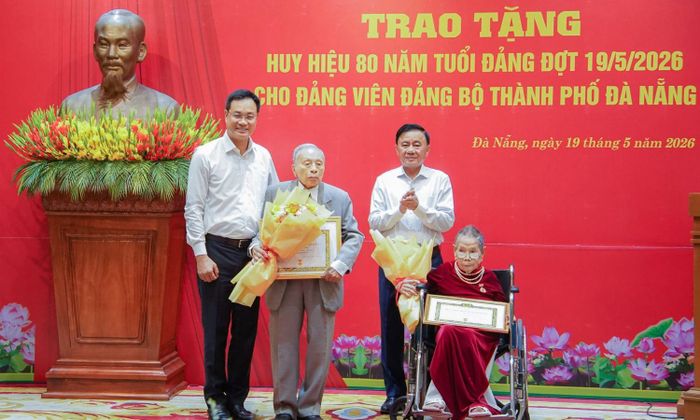Thường trực Ban Bí thư Trần Cẩm Tú trao Huy hiệu 80 năm tuổi Đảng và tặng hoa chúc mừng các đảng viên lão thành tại TP Đà Nẵng.