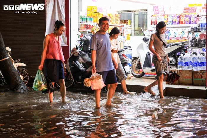 Anh Trần Văn Minh, sống gần khu vực Doãn Kế Thiện, cho biết chỉ sau khoảng hơn một giờ mưa lớn, cả tuyến phố đã ngập trắng. “Những năm trước khu vực này cũng thường xuyên ngập mỗi khi mưa lớn. Tối nay nhiều người phải gửi xe ở ngoài đầu ngõ rồi đi bộ vào nhà vì nước lên quá nhanh”, anh Minh nói.