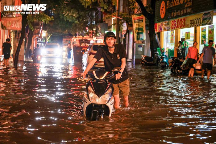 Nhiều người phải tắt máy, xuống dắt bộ vì xe chết máy giữa đường.