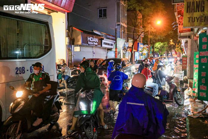 Mưa ngập khiến người dân di chuyển khó khăn.