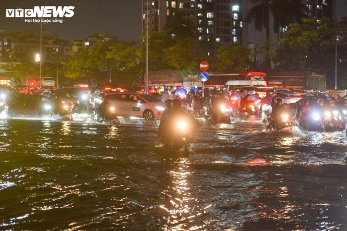 Không chỉ khu vực này, nhiều tuyến đường khác tại Hà Nội cũng ghi nhận tình trạng ngập úng trong tối 28/5.