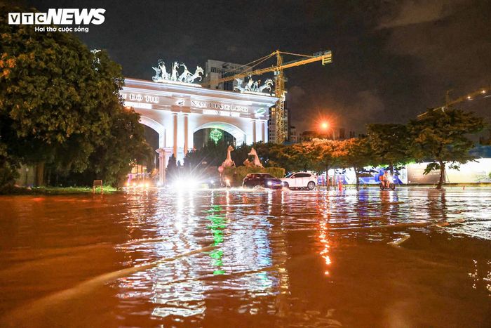 Trong khi đó, tại nút giao Phạm Văn Đồng hướng lên cầu Thăng Long, đoạn trước khu đô thị Ciputra, nước cũng ngập khá sâu. 