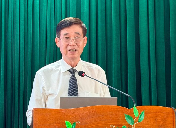 TS Trần Anh Tuấn trình bày các chuyên đề tại hội nghị tập huấn. Ảnh: Thanh Hà