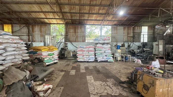 Một trong các nhà xưởng sản xuất vẫn còn nhiều nguyên vật liệu đang cần thêm thời gian để sản xuất. Ảnh: PV