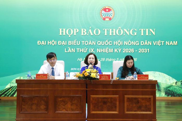 Ban tổ chức trao đổi thông tin tại họp báo. Ảnh: Tùng Nguyễn