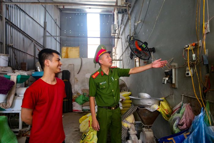 Công an xã Nam Phù trực tiếp kiểm tra hệ thống điện, thiết bị chữa cháy tại chỗ, lối thoát hiểm và khu vực tập kết hàng hóa tại cơ sở sản xuất, kinh doanh.