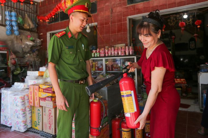 Các hộ kinh doanh được tuyên truyền, hướng dẫn sử dụng thiết bị chữa cháy khi có sự cố.