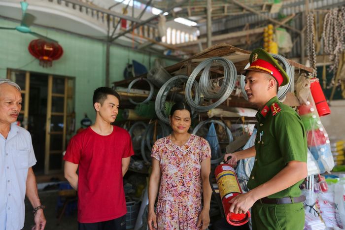 Thượng úy Nguyễn Hữu Quân (cảnh sát khu vực thôn 2 Vạn Phúc) cho biết: "Thời gian qua, Công an xã đã phối hợp với các thôn, tổ dân cư tổ chức tuyên truyền lưu động, hướng dẫn kỹ năng thoát nạn, sử dụng bình chữa cháy, vận động các hộ gia đình mở lối thoát nạn thứ hai và trang bị phương tiện chữa cháy ban đầu. Ngoài ra, Công an xã cũng tuyên truyền, hướng dẫn người dân cài đặt app "Báo cháy 114", đảm bảo mỗi hộ gia đình trên địa bàn có ít nhất một người cài đặt và sử dụng ứng dụng này trên điện thoại thông minh, góp phần nâng cao hiệu quả công tác phòng cháy, chữa cháy và bảo đảm an toàn cho cộng đồng".