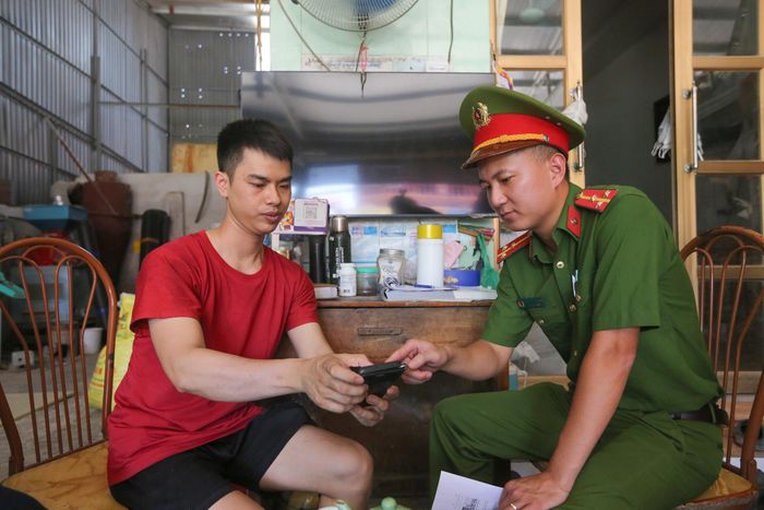 Một trong những nội dung được địa phương đặc biệt chú trọng là tuyên truyền, hướng dẫn người dân cài đặt và sử dụng ứng dụng “Báo cháy 114” trên điện thoại thông minh. Đây được xem là giải pháp hỗ trợ hiệu quả giúp người dân nhanh chóng kết nối với lực lượng chức năng khi xảy ra cháy, nổ hoặc các tình huống khẩn cấp.