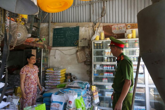 Tại các buổi kiểm tra, tuyên truyền, người dân được hướng dẫn thao tác gọi báo cháy, gửi vị trí hiện trường, hình ảnh, video sự cố thông qua ứng dụng “Báo cháy 114”. Bên cạnh đó, lực lượng chức năng cũng trực tiếp hướng dẫn kỹ năng sử dụng bình chữa cháy cầm tay, cách xử lý khi xảy ra sự cố điện và thoát nạn an toàn.