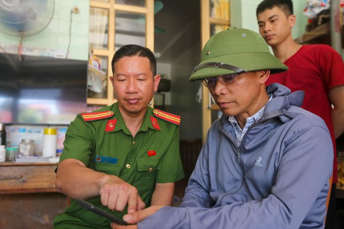 Anh Phạm Văn Dũng (đội trưởng đội dân phòng, thôn 2 Vạn Phúc, xã Nam Phù) đang thao tác sử dụng app "Báo cháy 114" trên điện thoại thông minh. "Chúng tôi thường xuyên có các buổi tập huấn an toàn phòng cháy chữa cháy cho bà con, các hộ kinh doanh. Đặc biệt, hướng dẫn người dân cài đặt ứng dụng "Báo cháy 114" để có thể nhanh chóng thông báo sự cố tới lực lượng chức năng, giảm thiểu thiệt hại khi xảy cháy", anh Phạm Văn Dũng cho biết.