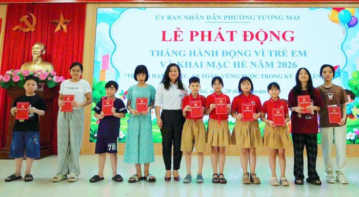 Chủ tịch UBND phường Tương Mai Đào Thị Thu Hằng trao suất quà tặng cho các em thiếu nhi có hoàn cảnh khó.