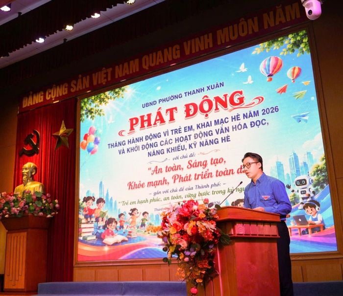 Đồng chí Trần Đức Anh, Phó Bí thư Đoàn TNCS Hồ Chí Minh phường Thanh Xuân, phát biểu hưởng ứng Tháng hành động vì trẻ em và phát động lực lượng hỗ trợ sinh hoạt hè năm 2026. Ảnh: Tùng Lâm